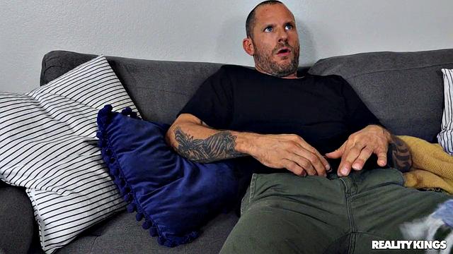 Брюнетка с большими натуральными сиськами танцует и трахается на свидании с Scott Nails