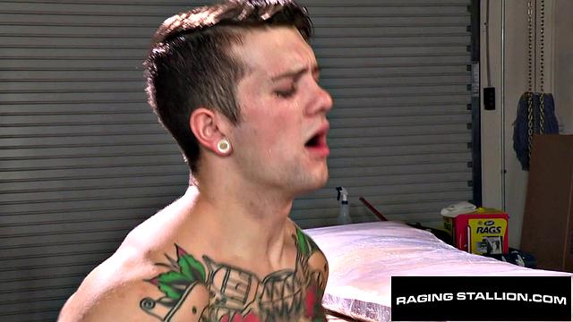 Начальник не щадит мачо-сотрудника и жестко трахает