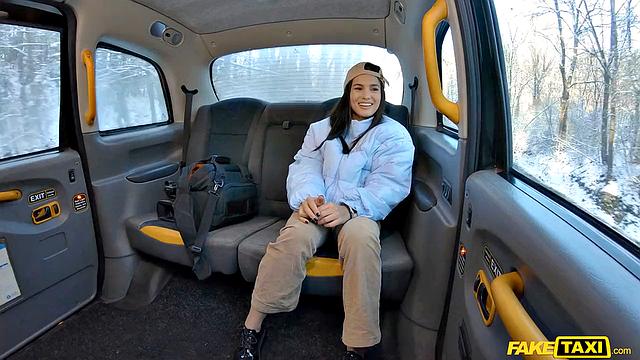 студентка кино устроила жаркую порку в такси