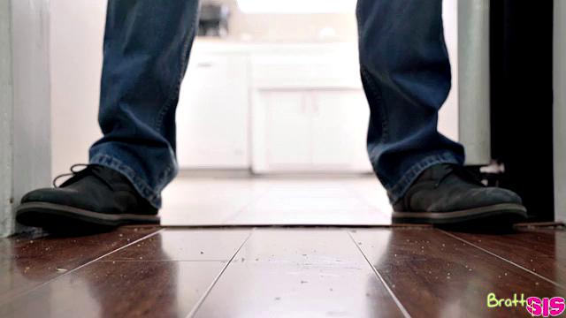 приёмные сёстры в одинаковых платьях сразу накинулись на сводного брата