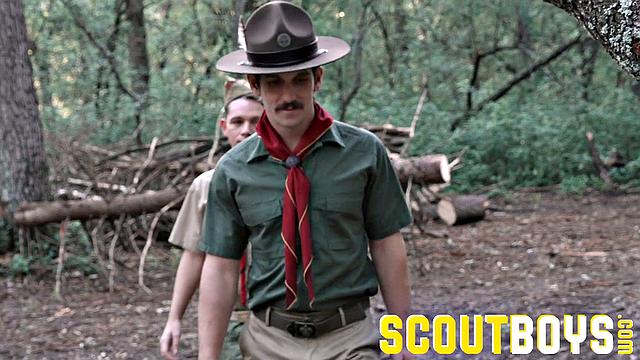 мускулистый скаут сосёт и получает в лесу на прогулке