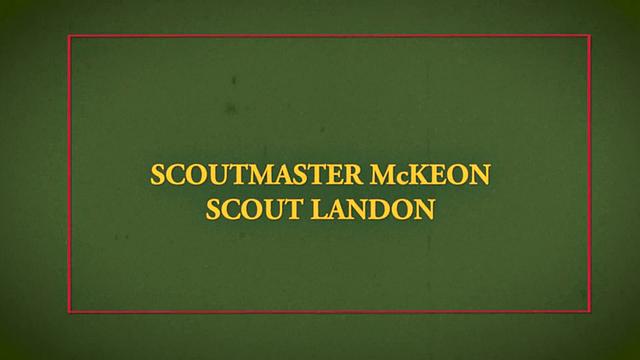 мускулистый скаут сосёт и получает в лесу на прогулке