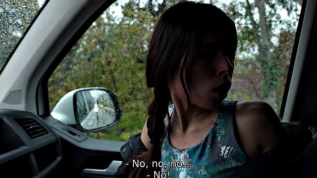 татуированная латинка трахается в машине на глазах у куколда