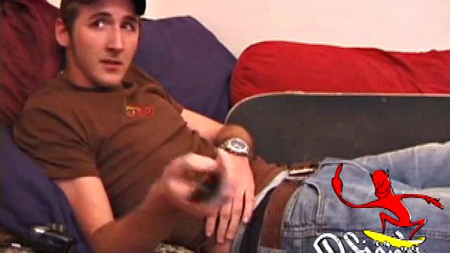 майкл дрочит толстый член и мощно кончает