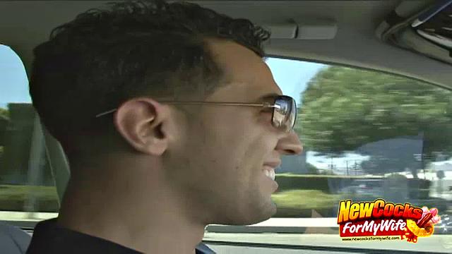 Сэру Джесси раздевает незнакомец, а муж явно не против кино