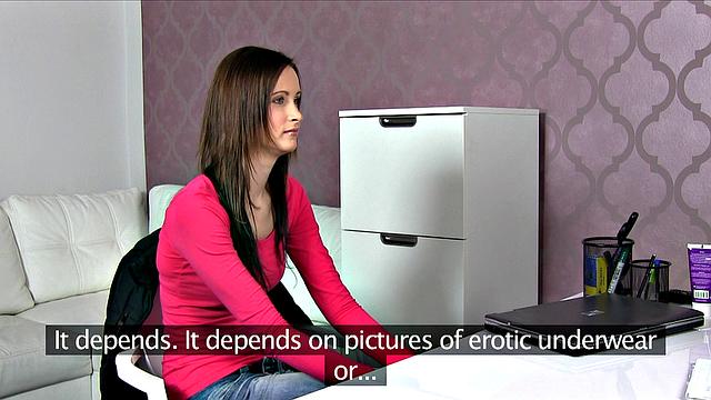 стройная брюнетка на диване даёт пальцами и дрочит член