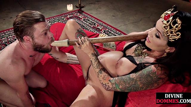 Грустный парнишка попал в переплёт с дерзкой госпожой - рот занят, игрушки в деле, ну как тут не удивиться судьбе?