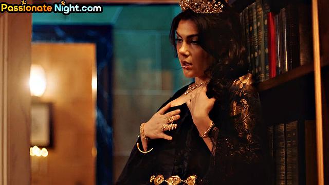 Страстная красотка раздвинула ножки для любимого в миссионерской позе, вся мокрая от возбуждения.