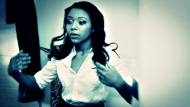 секретарша с шоколадной кожей раскручивает босса на заливку