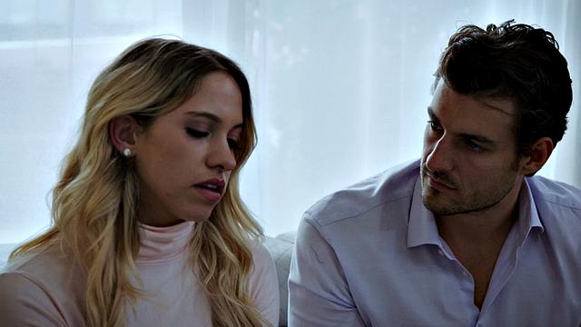 падчерица скачет на отчиме и одновременно ласкает себя