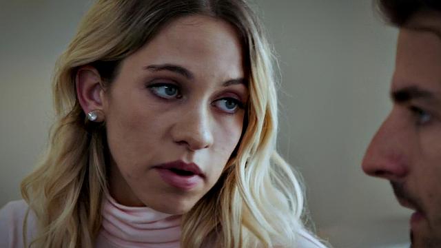 падчерица скачет на отчиме и одновременно ласкает себя