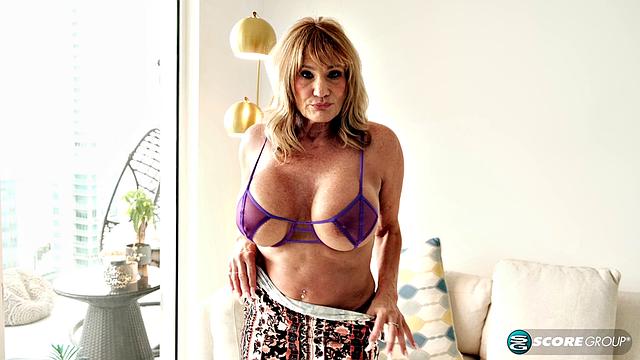 Рокси трясёт сиськами, а мужу остаётся только смотреть