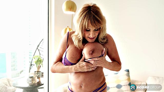 Huge-titted wife Roxy puts on a show