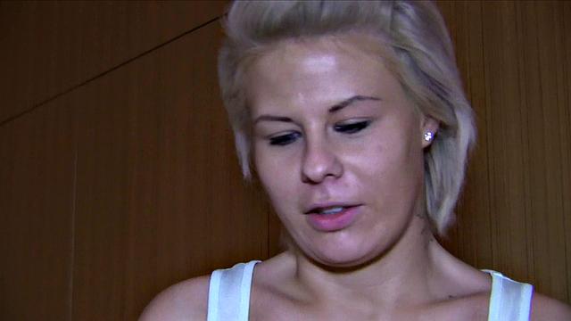 короткостриженная блондинка-милфа ведётся на развод и даёт в отеле