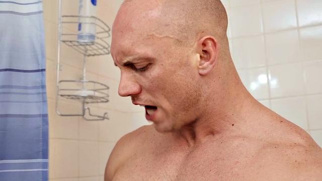 Сочная подруга жарит би-парня после страстного душа