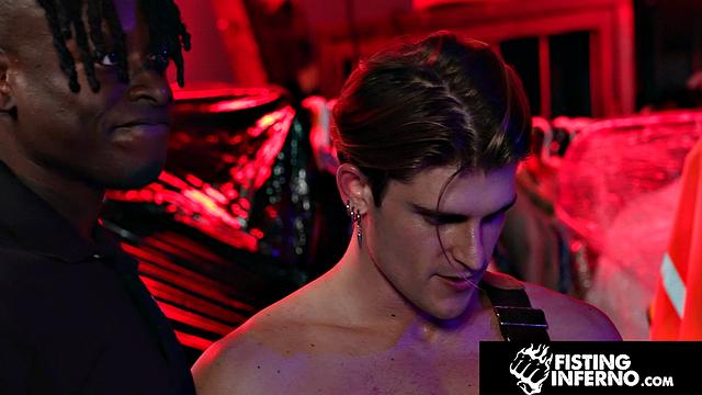 мускулистый секьюрити соблазняет уборщика на крепкие развлечения