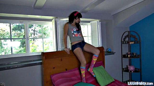 Sexy teen Bailey goes solo on her pussy