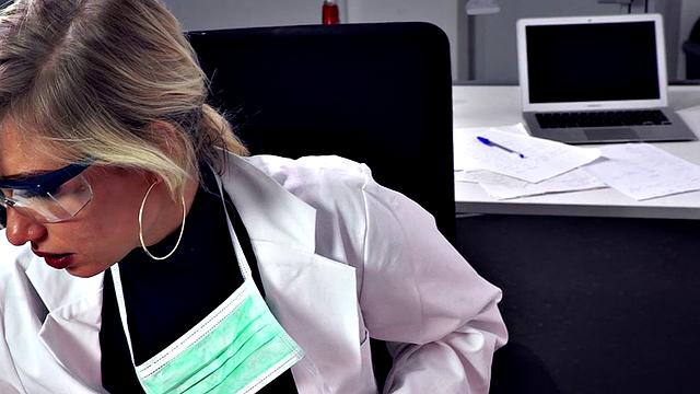 доктор на день рождения не удержалась и взяла красный дилдо