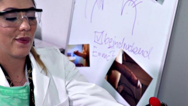 доктор на день рождения не удержалась и взяла красный дилдо