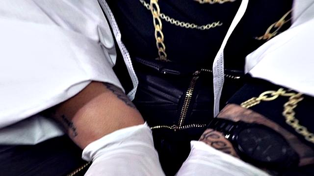 доктор на день рождения не удержалась и взяла красный дилдо