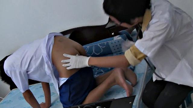 азиатский твинг получает клизму и кончает доктору в жопу