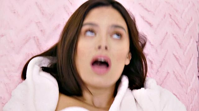 violet starr дрочит киску и жестко трахается с толстым дилдо