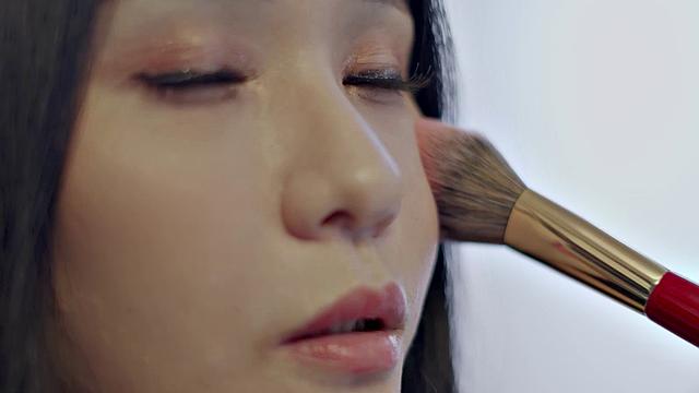 Xian'erai Fucks Her New Make-up Artist