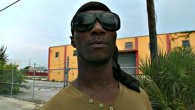 A BBC stud get his bare ass pounded by a massive white cock in a wild interracial parking lot