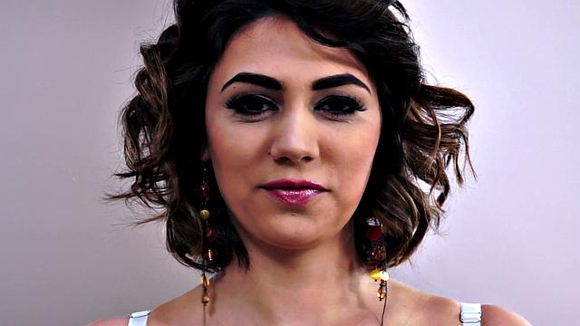 Алексия медленно ласкает себя и заводит своими формами