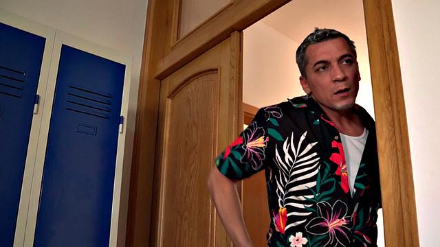 Hostel room babes enjoy rimming and pussyeating 3some