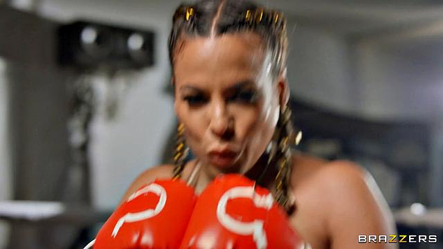 Луна Стар трахается с тренером после победы на ринге, мокрая киска и большой член в раздевалке бокса.