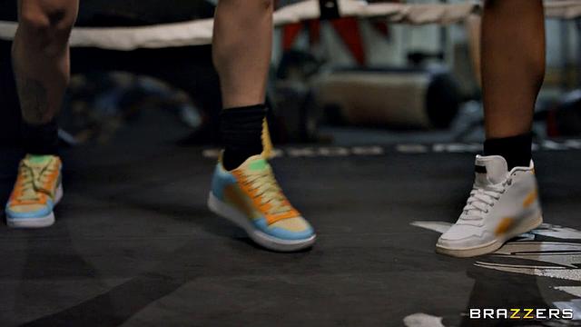 Луна Стар трахается с тренером после победы на ринге, мокрая киска и большой член в раздевалке бокса.