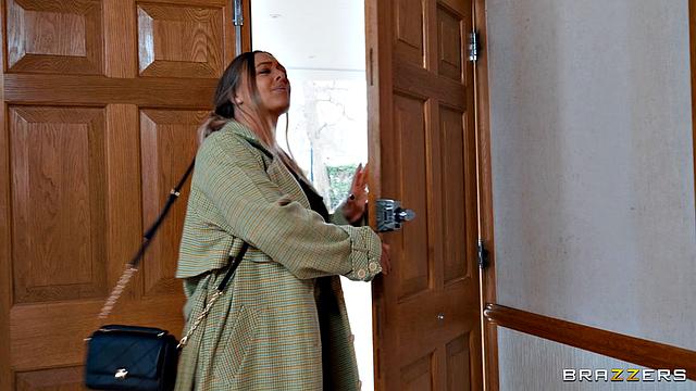 Росса Вакс не берет деньги - ей нужен только член Дэнни Д, даже если жена вот-вот вернётся домой и застукает их!