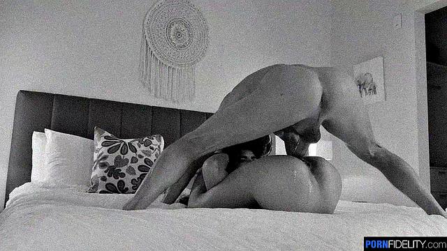 никки заливает член мэдисона своей мокрой киской