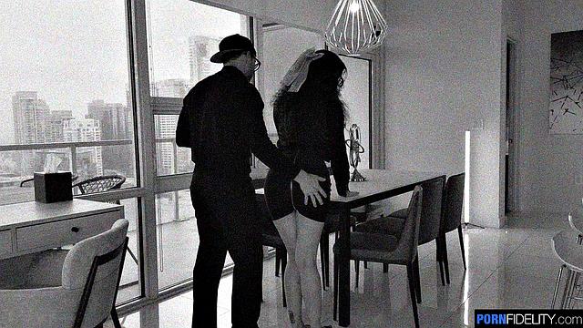 никки заливает член мэдисона своей мокрой киской