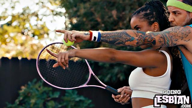 Две черные лесбиянки нежно ласкают друг друга во время страстного 69, играют с игрушками и пальцами, кайфуют от взаимного кунилингуcа.