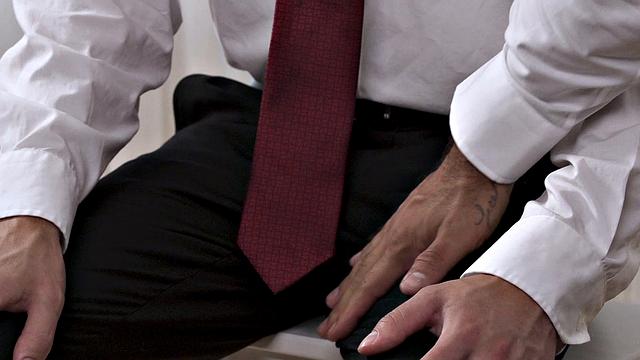 джейк нобелло сдается под напором члена тедди торреса