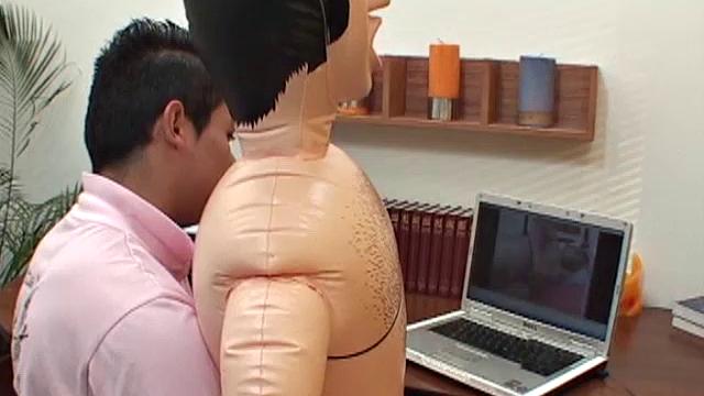 Себастьян получает по полной от латинского парня прямо на рабочем столе