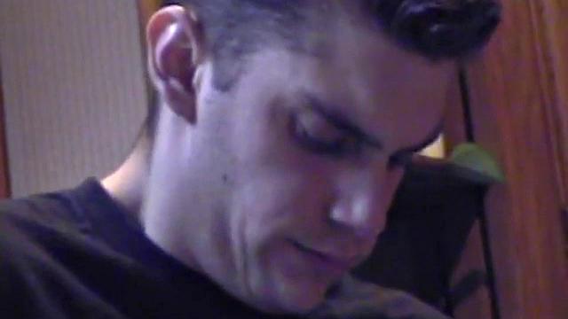 рик дрочит на журналы и получает помощь рукой