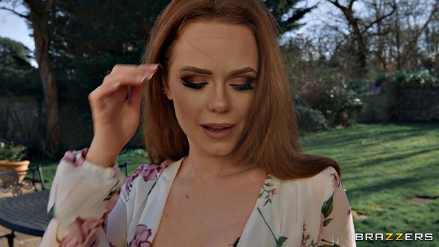 У почтового ящика, жене доставили не только письма - старый добряк доставляет как надо прямо через дверь, а муж даже не замечает этот квест для взрослых.