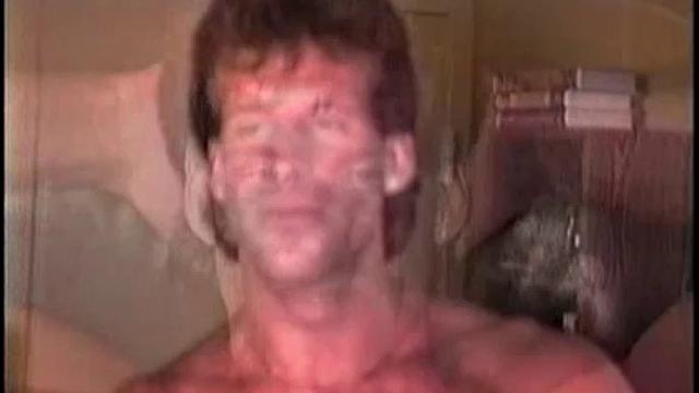 смотри, как этот самовлюблённый парень выпендривается и кончает