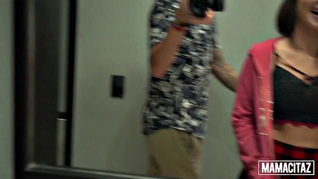 Кармен на каникулах: показывает, зачем взрослые любят большие члены, а мужики еле сдерживаются от кайфа с её задом и лицом.