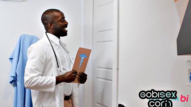 Зрелая латинка с большими сиськами и двумя бисексуалами в жёстком тройничке.