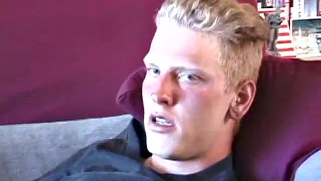 брэндон дрочит и глотает свою сперму