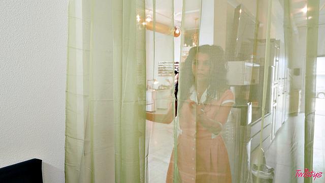 две зрелые красотки балуют друг другу ноги и кайфуют наедине