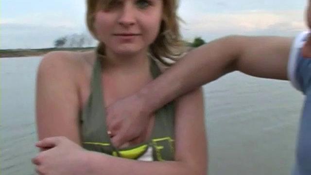 луда трахается на улице с двумя парнями