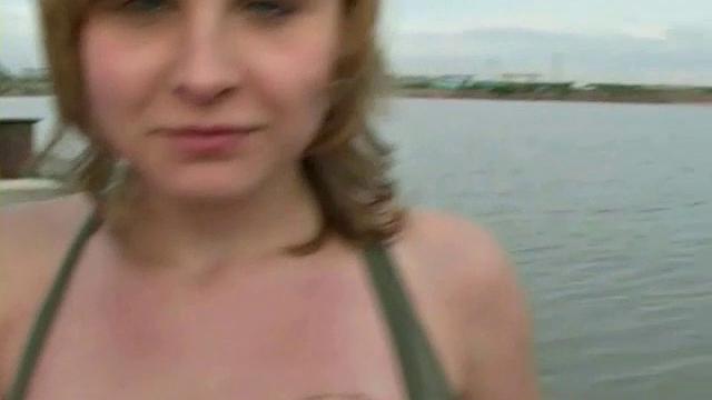 луда трахается на улице с двумя парнями