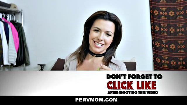 пышная мачеха учит соблазнять на примере своих трусиков