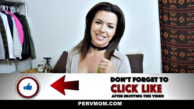 пышная мачеха учит соблазнять на примере своих трусиков