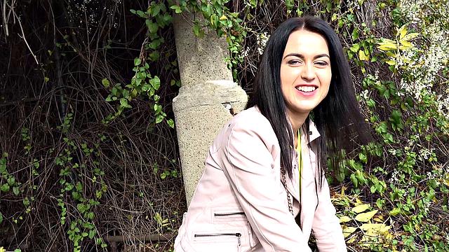 брюнетка трахается с парнем в обеденный перерыв